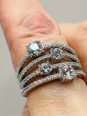 Fabulous Swarovski-grade designer Ring. Rhodium over S925. Timeless design. NEW!